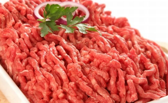 Pericolele din carnea tocată. Cum putem face diferenţa între tipurile de carne şi cum deosebim carnea proaspătă de cea veche