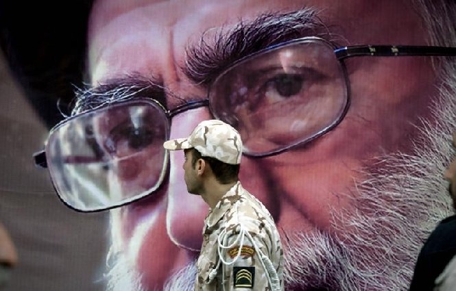 Ayatollahul Ali Khamenei: Iranul doreşte eliminarea totală a armelor nucleare în lume