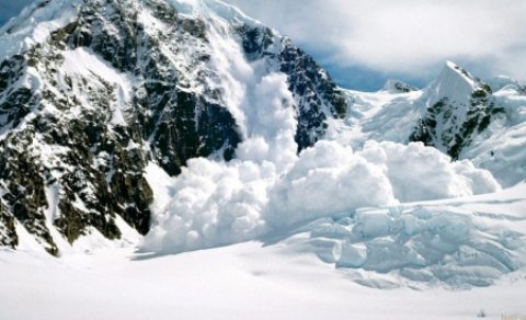 Risc de avalanşă în Masivul Bucegi, turiştii fiind avertizaţi să nu urce pe munte