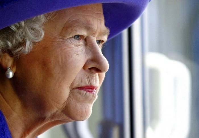 Regina Elizabeth II îşi exprimă tristeţea faţă de moartea lui Margaret Thatcher