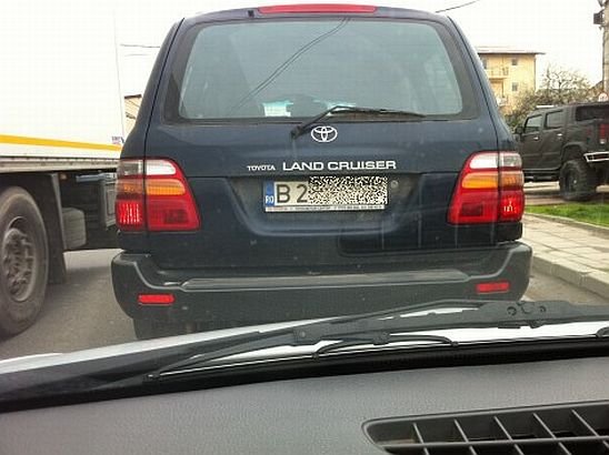 Ce număr de înmatriculare şi-a pus acest şofer din Bucureşti. Toată lumea îl claxonează în trafic