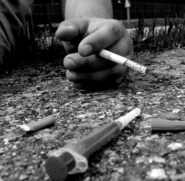 Moartea se împarte cu aceeaşi seringă când statul cere RĂBDARE de la dependentul de droguri