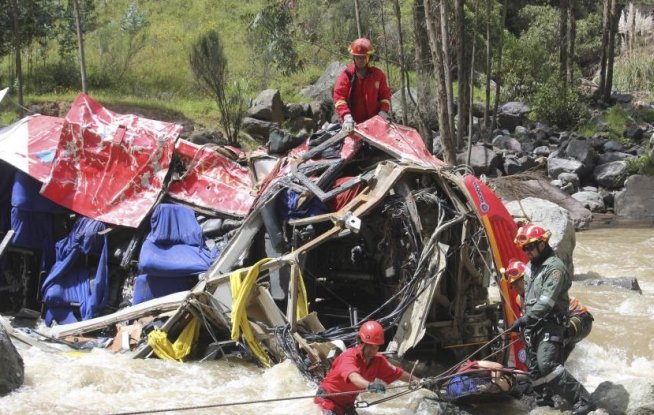 Peru. Cel puţin 33 de persoane au murit după ce un autocar a căzut de la 200 de metri într-o prăpastie
