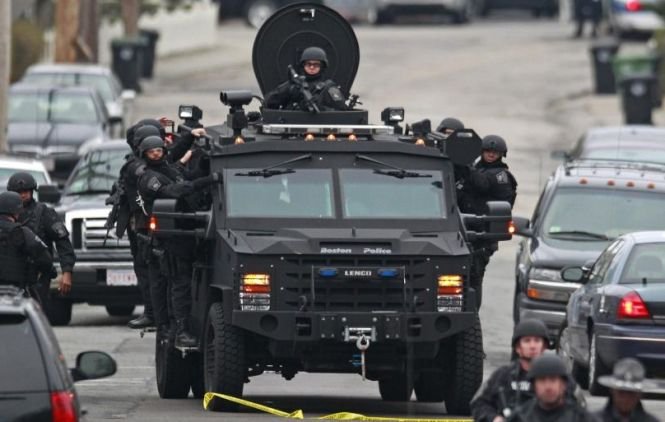 Criză fără precedent în Boston. Peste 9.000 de poliţişti îl caută pe cel de-al doilea suspect în cazul atacului cu bombă