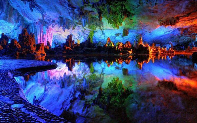 Cum arată &quot;Palatul artelor naturale&quot;: Peştera Fluierului de Trestie, un labirint cavernos încântător