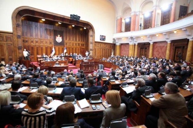 Parlamentul sârb aprobă un acord în vederea normalizării relaţiilor cu Kosovo