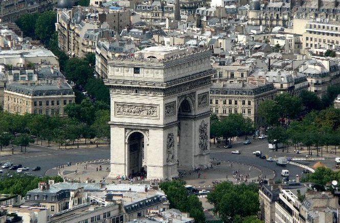Alertă cu BOMBĂ la Paris. Una dintre cele mai aglomerate zone ale capitalei franceze a fost evacuată