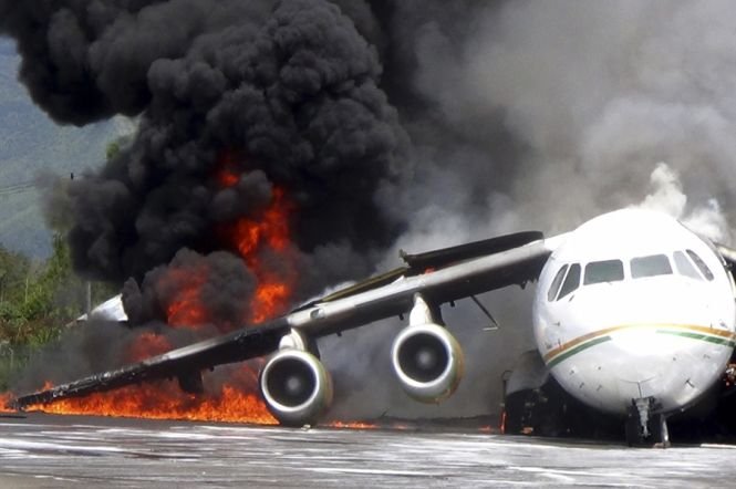 Avion plin cu 140 de pasageri, în flăcări la aterizarea de pe aeroport. Pompieri: &quot;Incidentul este periculos&quot;