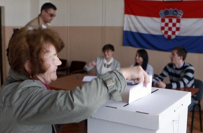 Croaţii sunt chemaţi la urne în cadrul unor alegeri cu valoare de test înainte de aderarea la UE