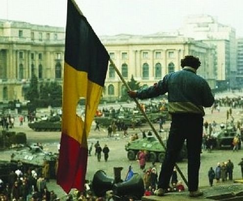 Drapelul României cu stema tăiată, simbolul Revoluţiei de la 1989. &quot;Era marcată LIBERTATEA, sfârşitul comunismului&quot;