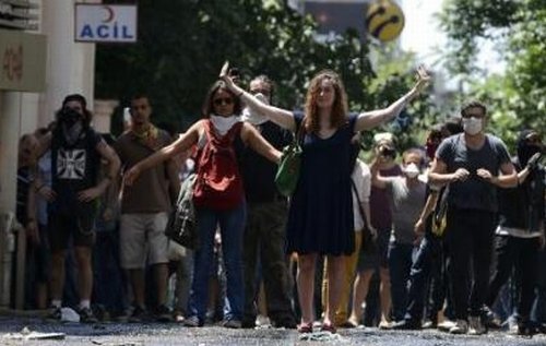 Poveştile din mijlocul evenimentelor: Cum a rezistat o tânără în faţa unui tun cu apă, pe străzile Turciei