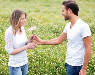 5 lucruri care fac femeile nesigure într-o relaţie de cuplu
