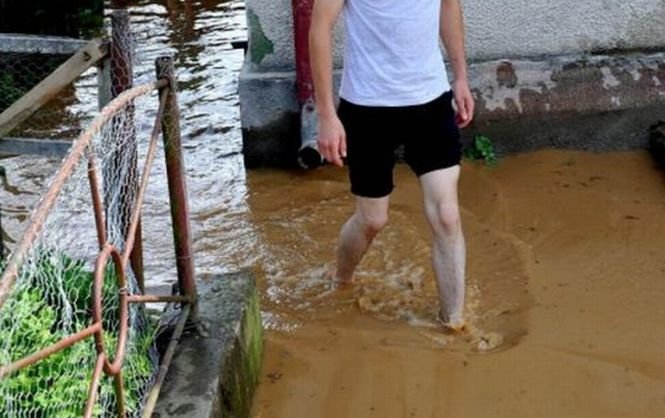 Ploile au făcut prăpăd în Bistriţa-Năsăud. Zece gospodării au fost inundate 