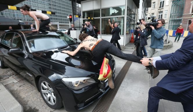 Bruxelles: Activistele Femen s-au dezbrăcat în faţa premierului tunisian