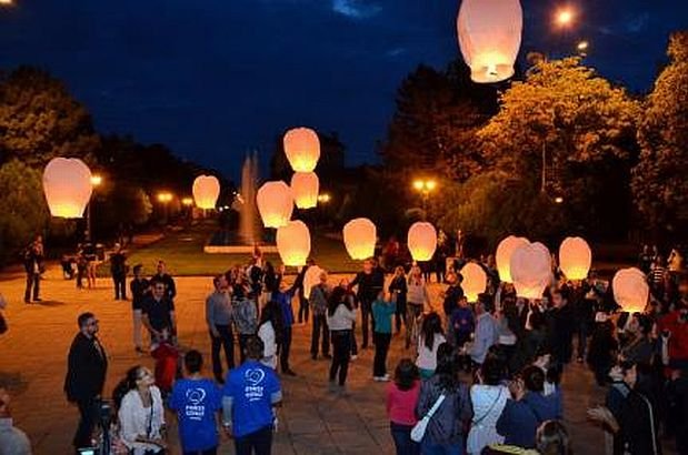 18 lampioane s-au înălţat spre ceruri, ca simbol al celor 18 suflete zdrobite în tragedia din Muntenegru