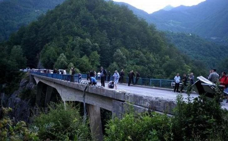 Tragedia din Muntenegru putea fi evitată. &quot;Ce era acolo nici nu era parapet&quot;, susţine un oficial din Poliţia Rutieră