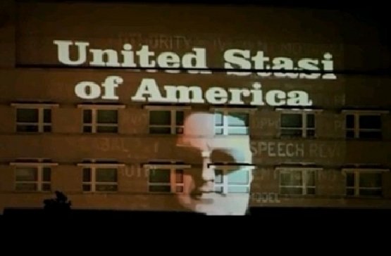 &quot;United Stasi of America&quot; - Mesajul de protest proiectat pe zidurile Ambasadei SUA la Berlin