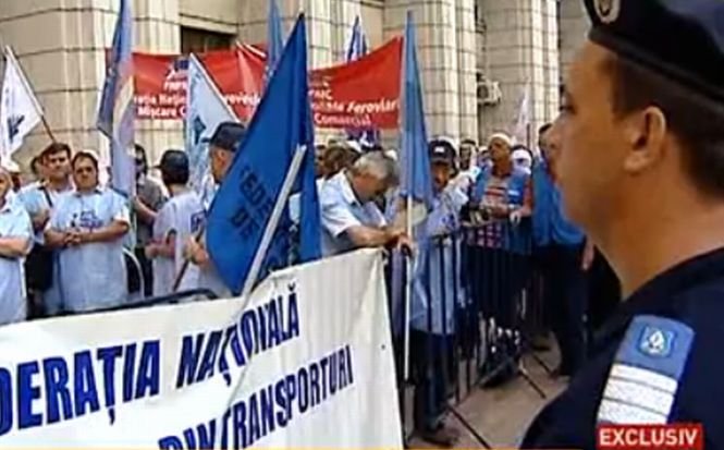 Sute de sindicalişti de la CFR au protestat în faţa Ministerului de Finanţe 