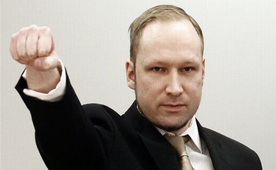 Breivik, MONSTRUL din Oslo, doreşte să studieze Ştiinţe Politice. Conducerea închisorii este de acord 