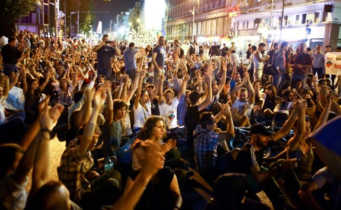A doua zi consecutivă de proteste faţă de proiectul Roşia Montană. Manifestanţii au blocat Bulevardul Regina Elisabeta