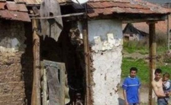 Trăim ca în Evul Mediu: aproape jumătate dintre români folosesc toaletele din curtea casei 