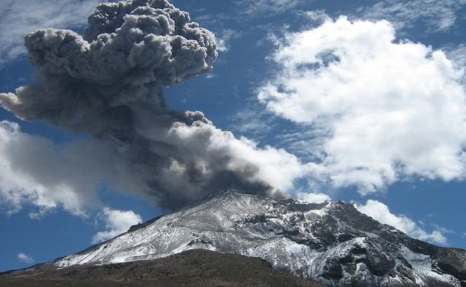 Stare de urgenţă în Peru, după ce vulcanul Ubinas a erupt de şapte ori de la începutul lunii