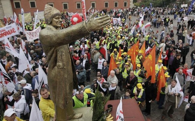 Proteste MASIVE în Varşovia. Peste 100.000 de oameni au ieşit în stradă pentru a cere demisia guvernului