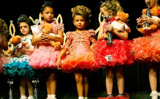 Senatul francez a interzis concursurile de frumuseţe pentru copii