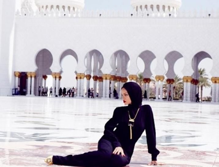 Rihanna, dată afară din moscheea din Abu Dhabi după o şedinţă foto &quot;inadecvată&quot;