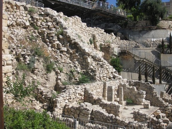 BLESTEMUL descoperit în Cetatea lui David din Ierusalim. &quot;Veniţi asupra lui, voi DEMONILOR, care stăpâniţi pământul&quot;