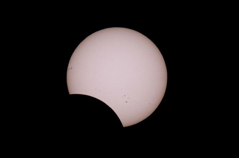 Imagini spectaculoase din timpul eclipsei de Soare ce a putut fi observată din America, Europa şi Africa