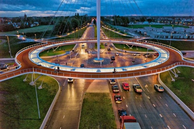 Minunea construită în Olanda, care arată cât de dezvoltată este această ţară. Sensul giratoriu suspendat pentru BICICLIŞTI