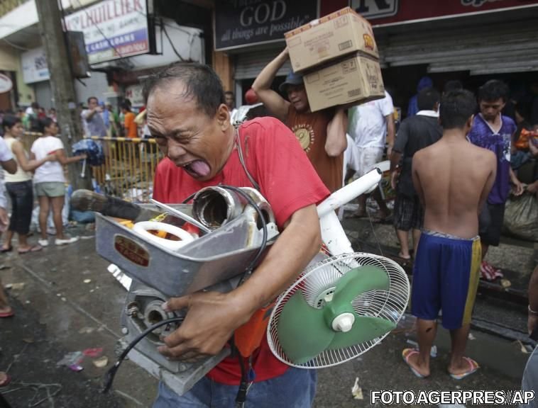 Supravieţuitorii taifunului din Filipine jefuiesc morţii pentru hrană. &quot;Ne-a luat orice demnitate. Facem lucruri înspăimântătoare pentru a supravieţui&quot;