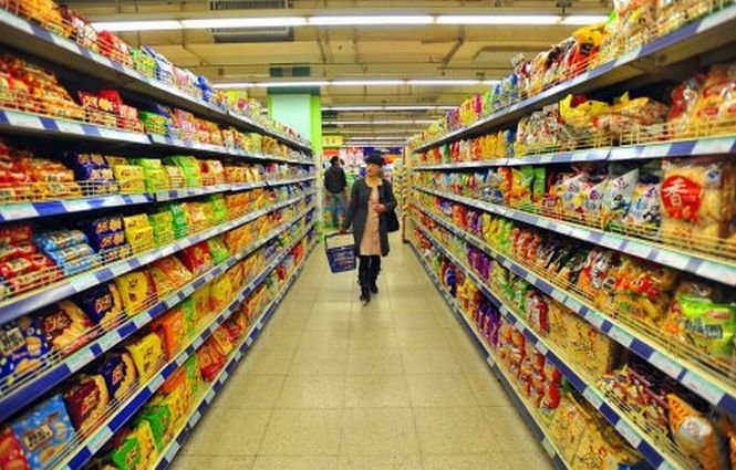 Alimentele care sunt aproape expirate ar putea să fie vândute la preţuri reduse
