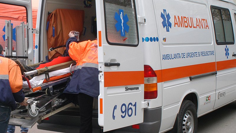 Prahova: Patru persoane, rănite după ce o ambulanţă a fost lovită de un camion