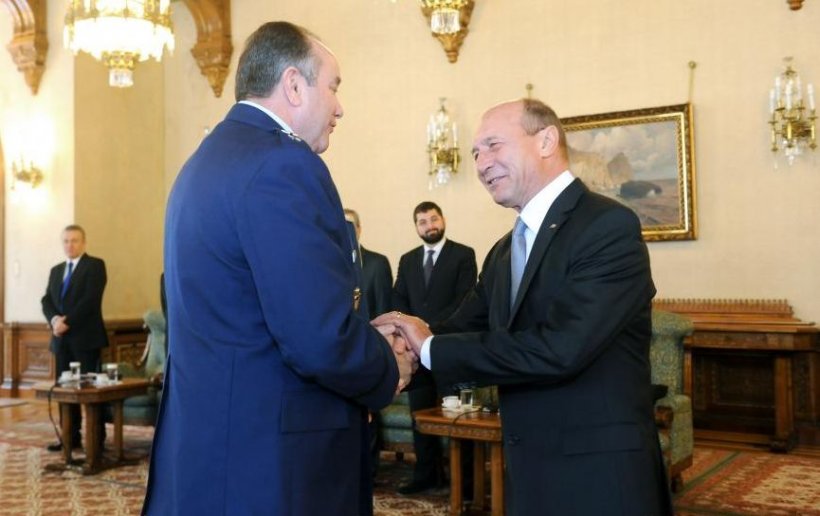 Traian Băsescu, către Comandantul forţelor NATO în Europa: Armata Română este implicată în a substitui lipsa de capacitate a administraţiei