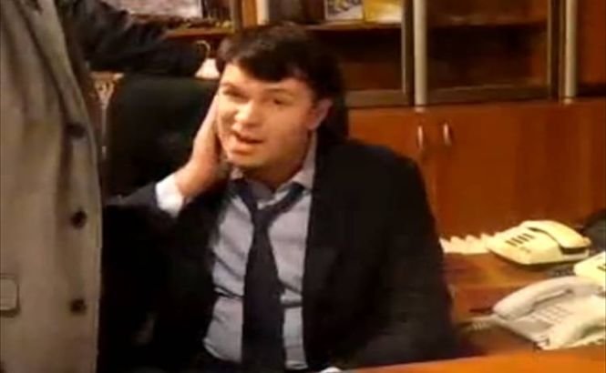Ucraina. Un director de televiziune este bătut şi forţat să demisioneze