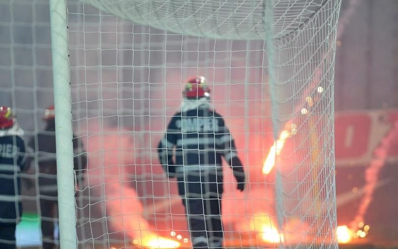 Derby cu scandal la Ploieşti. Suporterii echipelor Petrolul şi Steaua s-au dezlănţuit