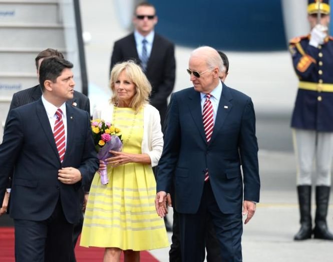 Jill Biden, soţia vicepreşedintelui SUA, şi Maria Băsescu vizitează Muzeul Satului
