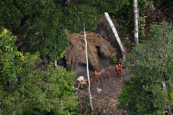 Tribul din Amazon, care nu luase niciodată contact cu oamenii, şi-a părăsit adăpostul. Motivul este revoltător