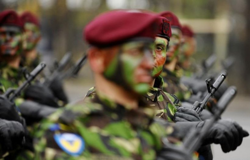 Un detaşament de militari români va defila pe Champs-Elysées de Ziua naţională a Franţei
