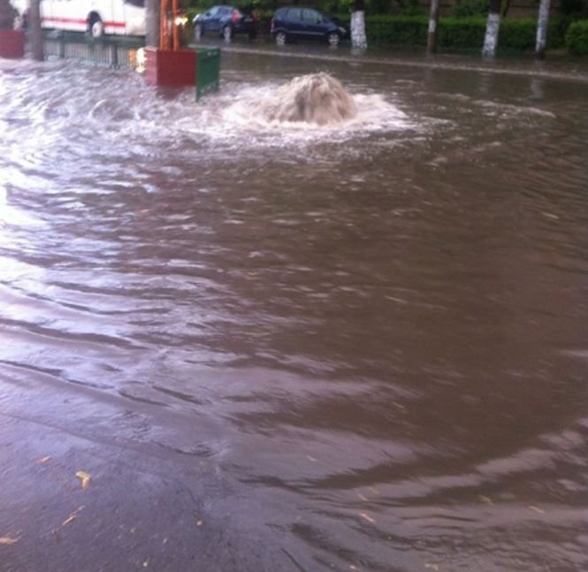 Inundaţii pe străzile din municipiul Bârlad şi în localitatea Popeni. Sistemul de canalizare a cedat