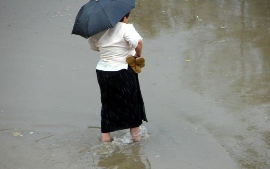 Mai multe străzi din Galaţi au fost inundate, în urma ploilor abundente