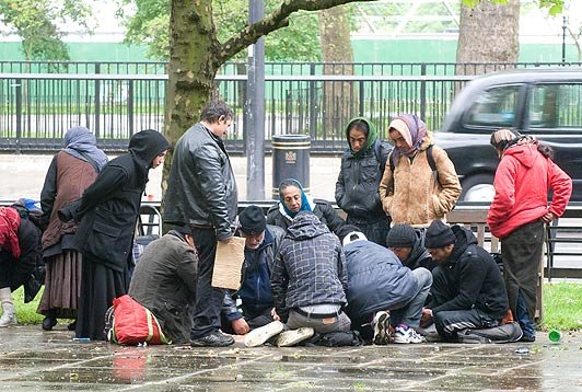 Zeci de ţigani români au ocupat un parc din centrul Londrei. Daily Mail: &quot;Vor să se îmbogăţească din ajutoarele sociale de la noi&quot;