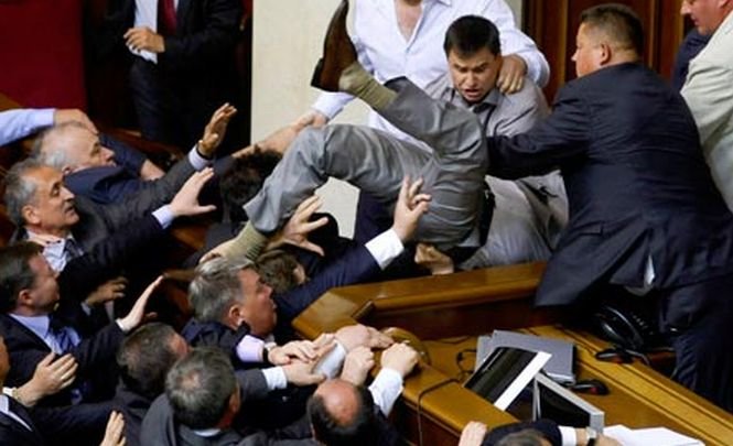 Parlamentul din Ucraina, ring de box. Politicienii şi-au împărţit pumni şi injurii