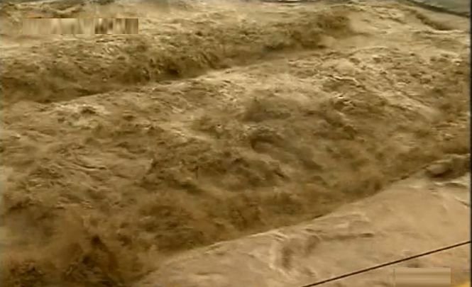 Cod roşu de inundaţii în 7 judeţe. Dig rupt în Caraş-Severin. Trei oameni au murit în ultimele zile, luaţi de viitură