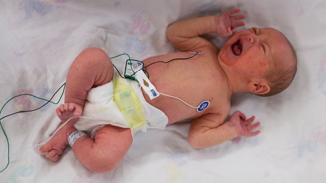 The Guardian: Peste 1.500 de bebeluşi se nasc dependenţi de droguri, în fiecare an, în Marea Britanie
