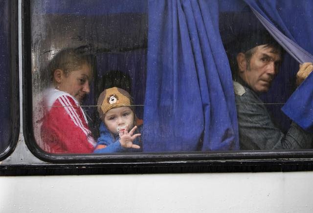 Peste 415.800 de oameni şi-au părăsit locuinţele şi au fugit din calea bombardamentelor din Ucraina
