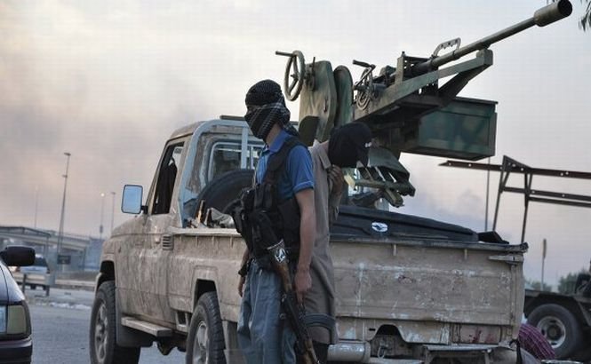 Extremiştii din SI au confiscat trei camioane cu manuale şcolare şi cer peste 100.000 $