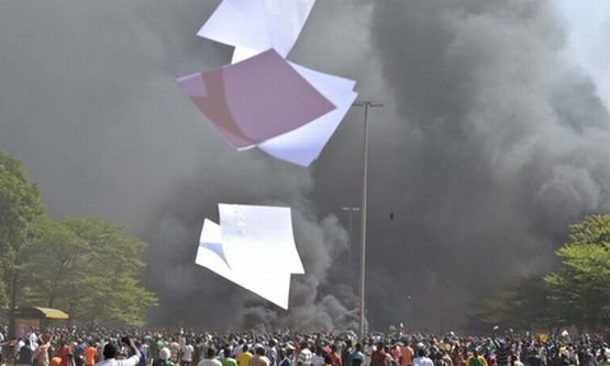 Clădirea Parlamentului din Burkina Faso, ÎN FLĂCĂRI. Oamenii sunt furioşi pe planurile actualului preşedinte de a-şi prelungi mandatul